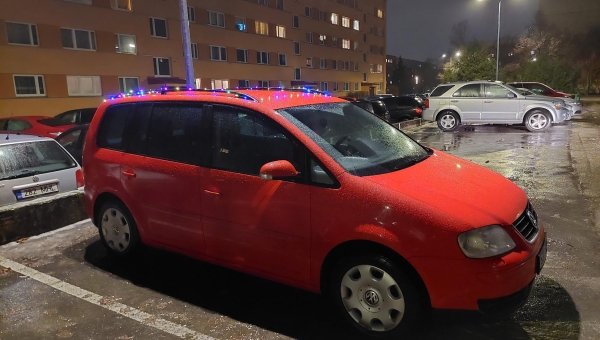Jõulupuuks ehitud neljarattalise koht pole liikluses